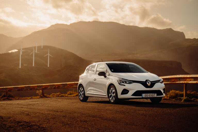 Auto z wypożyczalni aut na Maderze na tle szlaków